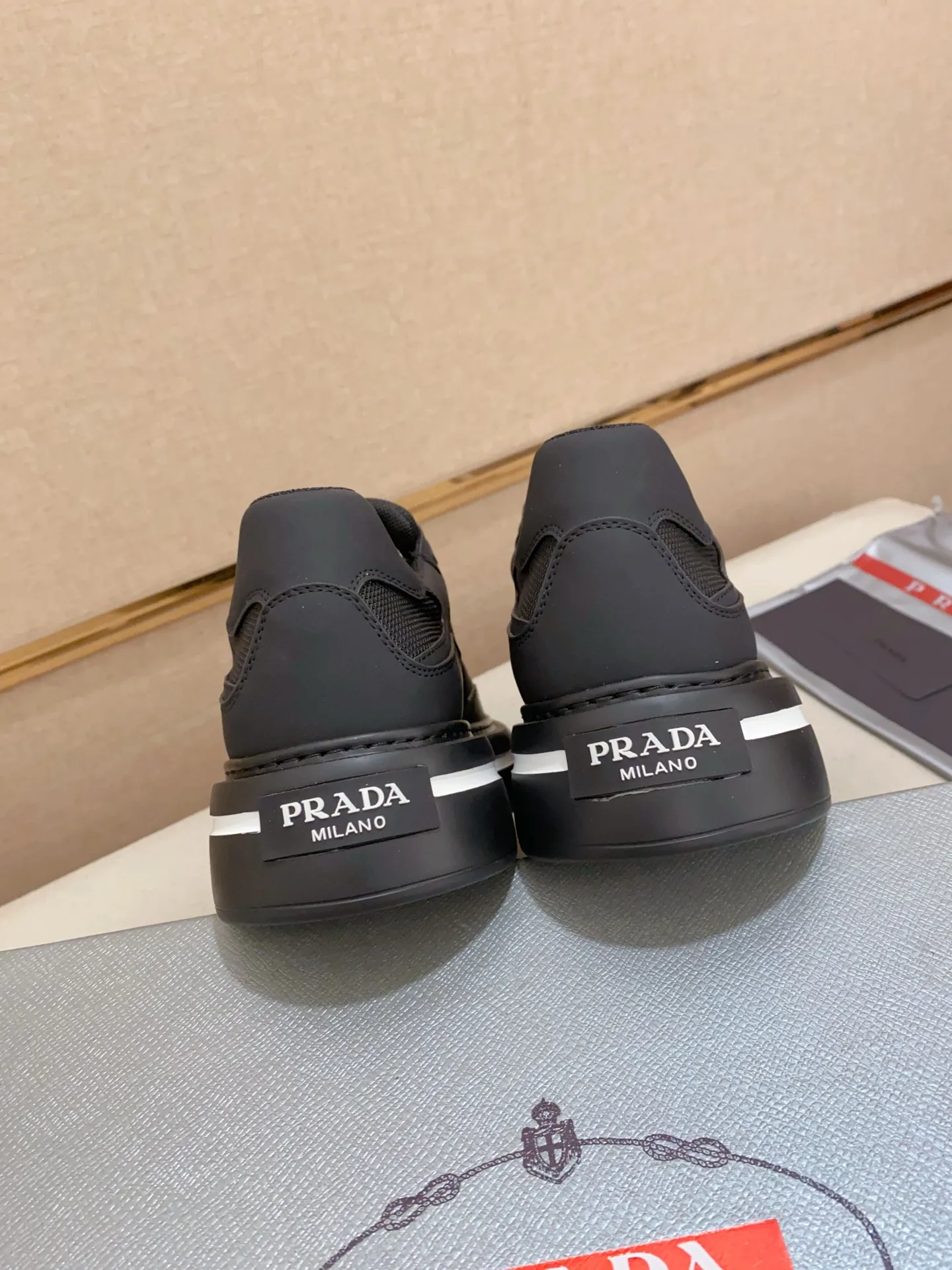 Men's shoes 💰 580💰 ✔️✔️✔️Higher version High-quality new PRADA (Prada) counters are launched simultaneously, new men's shoes, 😘fabrics are selected from breathable fly weave fabrics. Lining: Imported cowhide leather lining. 👍🏿High-end☄️Open-molded non-slip rubber outsole, exquisite lines, simple and elegant, comfortable and high-end for leisure travel. Number of yards: 38 to 44.